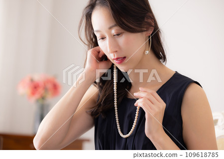 Female portrait female wearing necklace Female portrait female wearing necklace 109618785