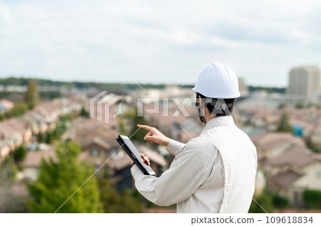 穿著工作服的男人/建築房地產形象 穿著工作服的男人/建築房地產形象 109618834
