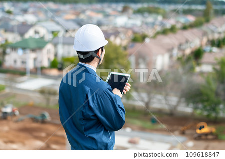 穿著工作服的男人/建築房地產形象 109618847