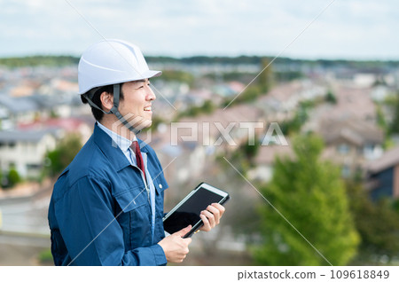穿著工作服的男人/建築房地產形象 穿著工作服的男人/建築房地產形象 109618849