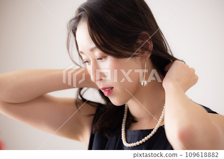 女性肖像女性戴項鍊 女性肖像女性戴項鍊 109618882