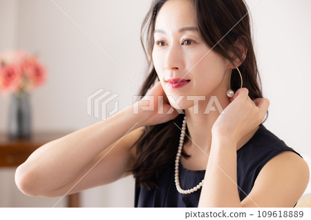 Female portrait female wearing necklace 109618889