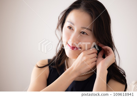 Portrait of a woman, woman wearing earrings Portrait of a woman, woman wearing earrings 109618941