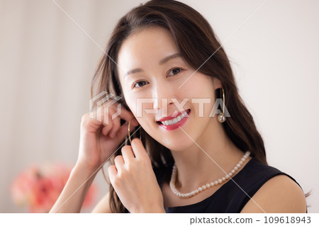 一個女人的肖像，戴著耳環的女人 109618943