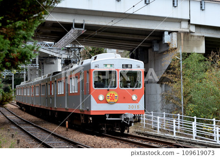 This is a Kobe Electric Railway 3000 series train that reproduces the coloring of the time to commemorate the 50th anniversary of its debut. 109619073