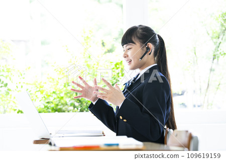 Junior high school girls class online English conversation learning 109619159