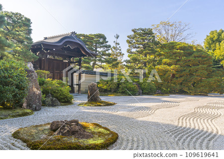 Autumn in Higashiyama, Kyoto: Kenninji Hojo front garden “Daioen” and Mukakaramon gate 109619641