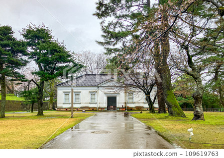 雨天拍攝的石川縣金澤市原第六旅司令部大樓正面照片。 雨天拍攝的石川縣金澤市原第六旅司令部大樓正面照片。 109619763