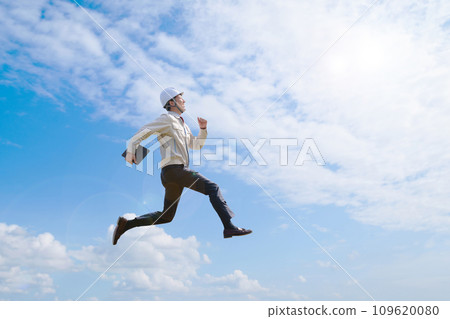 Men in work clothes, step-up image 109620080