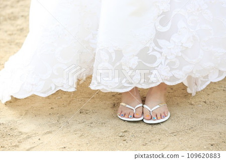 穿著白色連身裙的女人的腳 109620883