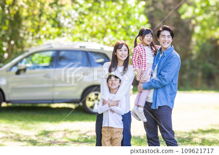 Family outing travel 109621717