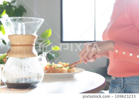A woman eating breakfast　 109623233