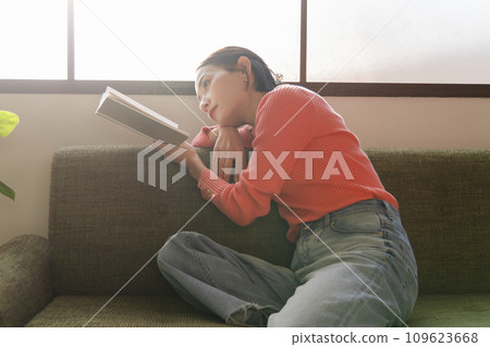 窗邊看書的女人 109623668