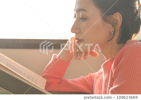 窗邊看書的女人 109623669
