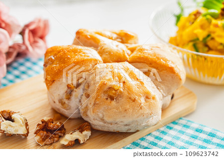 Walnut bread Walnut bread 109623742