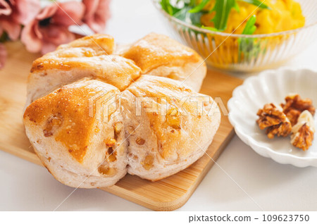 Walnut pan Walnut pan 109623750