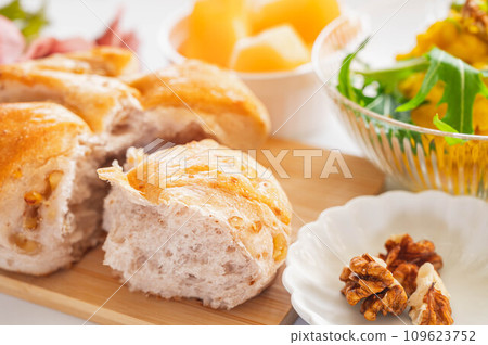 torn walnut bread 109623752