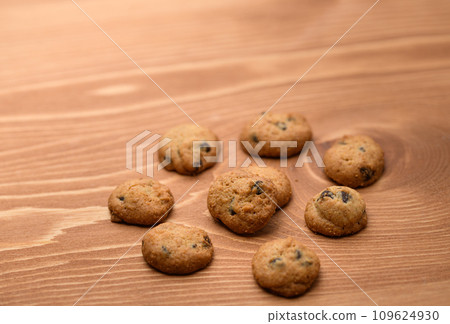 Chocolate chip cookie wood grain background 109624930