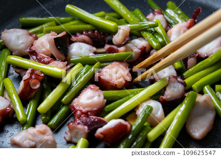 Stir-fried garlic sprouts, cooking scene. 109625547