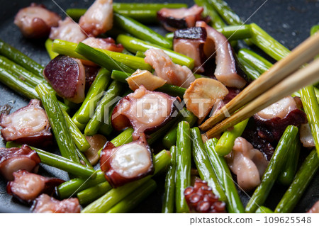 Stir-fried garlic sprouts, cooking scene. 109625548
