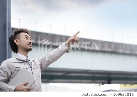 工作人員指著現場檢查道路等。 109625818