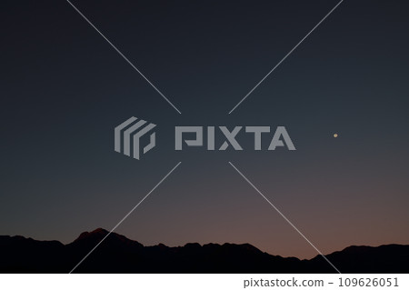 Hakushu-cho, Hokuto City, the 15.4-day moon remains in the dawning sky 109626051