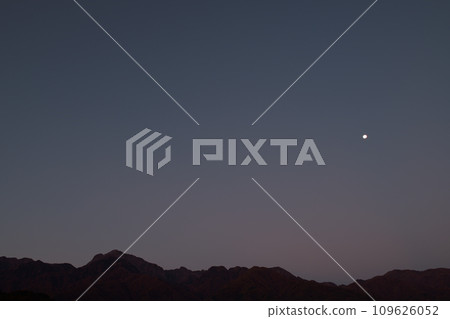 Hakushu-cho, Hokuto City, the 15.4-day moon remains in the dawning sky 109626052