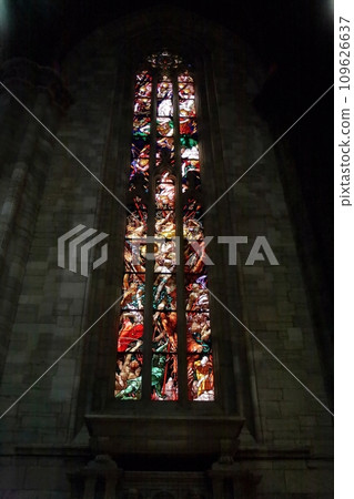 Milan Cathedral stained glass_5 109626637