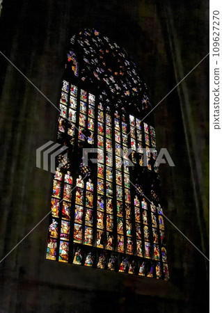 Milan Cathedral stained glass_13 109627270
