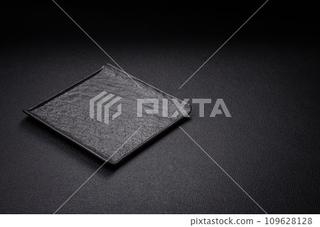 Square empty ceramic plate on textured concrete background 109628128
