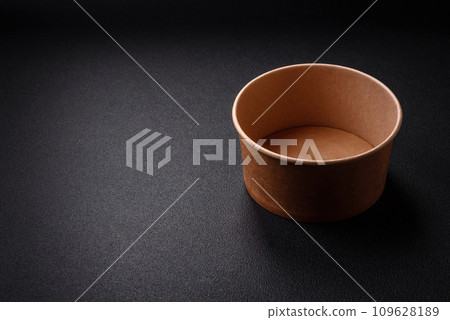 A cylindrical container made from environmentally friendly recycled materials for takeaway food 109628189