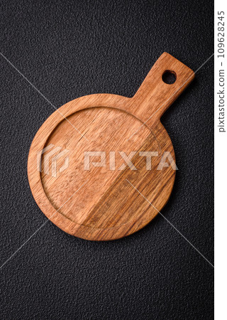 Empty wooden cutting board for preparing ingredients for preparing a delicious dish Empty wooden cutting board for preparing ingredients for preparing a delicious dish 109628245