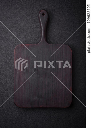 Empty wooden cutting board for preparing ingredients for preparing a delicious dish 109628305