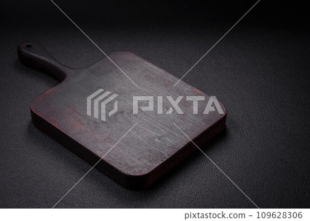 Empty wooden cutting board for preparing ingredients for preparing a delicious dish 109628306