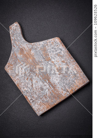 Empty wooden cutting board for preparing ingredients for preparing a delicious dish Empty wooden cutting board for preparing ingredients for preparing a delicious dish 109628526