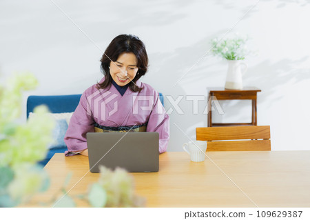 一個穿著和服的女人 109629387