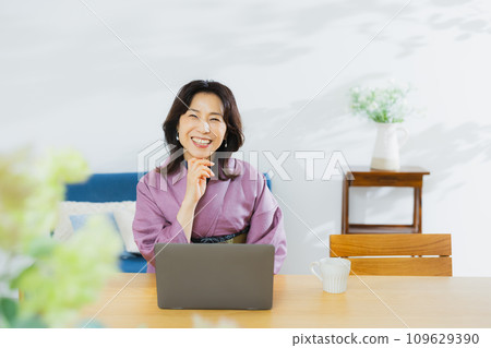 A woman in a kimono 109629390