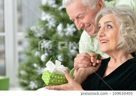 Happy elderly couple celebrating new year at home 109630405