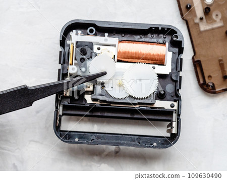 maintenance faulty quartz movement from wall clock maintenance faulty quartz movement from wall clock 109630490