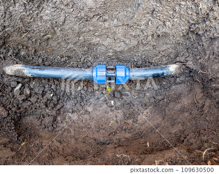 reparing water pipe with compression coupling 109630500