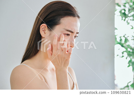 Women in their 30s who are concerned about wrinkles around the eyes 109630821