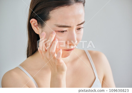 Women in their 30s who are concerned about wrinkles around the eyes 109630823