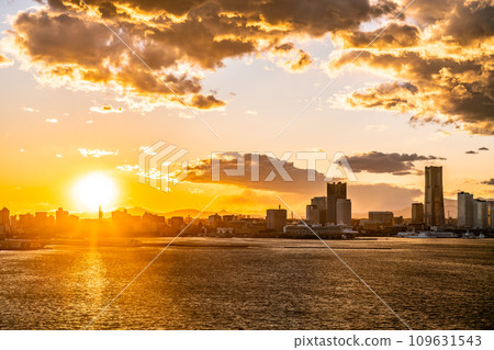 [Kanagawa Prefecture] Cityscape of Yokohama Minato Mirai illuminated by the setting sun 109631543