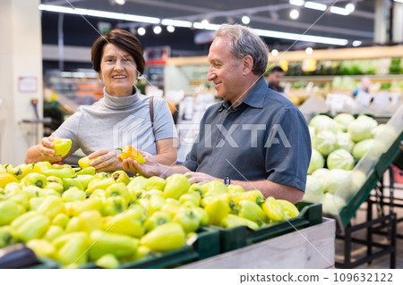 Husband and wife choose quality pepper 109632122