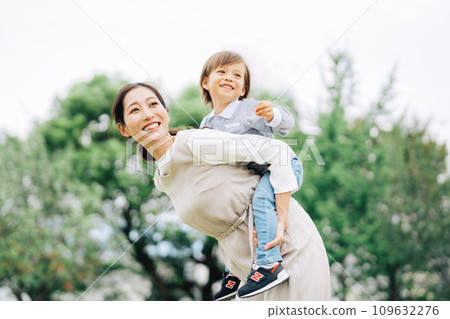 母親和孩子背著騎車 109632276