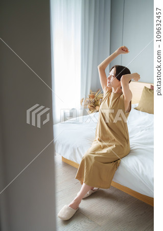 simple modern bedroom 109632457