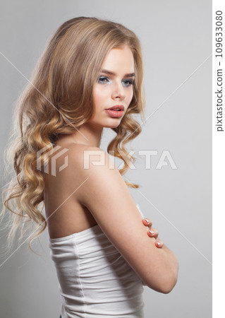 Beauty young female model portrait. Blonde woman with long wavy hair, makeup and clean skin  109633080