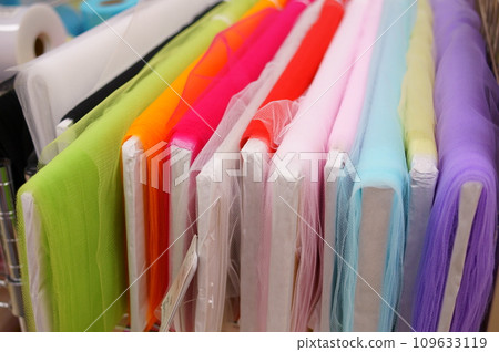 在手工藝品店挑選布料 109633119