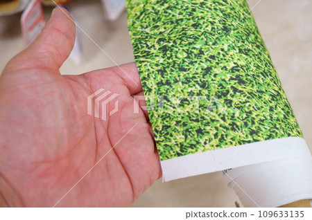 用手檢查織物的手感 109633135