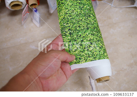 用手檢查織物的手感 109633137